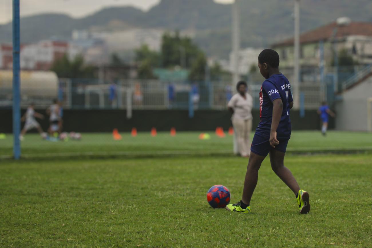 man playing football 